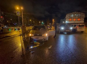 Две школьницы на самокате попали под машину, пытаясь проскочить на красный