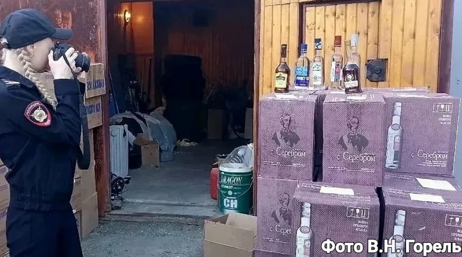 «Армянский коньяк» и водка «Царская»: под Екатеринбургом полицейские изъяли партию контрафакта