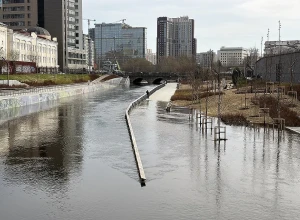 Новая набережная в центре Екатеринбурга продолжает уходить под воду