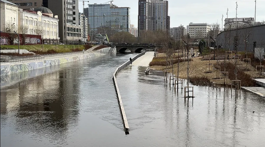 Новая набережная в центре Екатеринбурга продолжает уходить под воду
