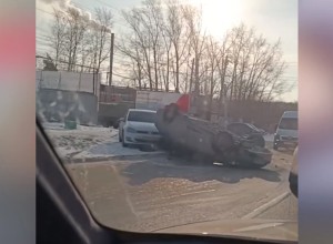В Екатеринбурге Chevrolet перевернулся на крышу и влетел в машину автошколы