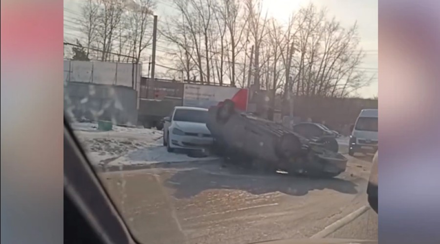 В Екатеринбурге Chevrolet перевернулся на крышу и влетел в машину автошколы