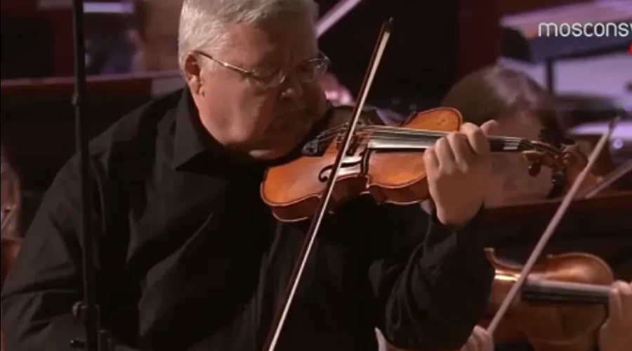 На борту самолета Петербург — Стамбул скончался известный российский музыкант