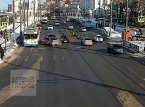 У Центрального стадиона произошло массовое ДТП с троллейбусом