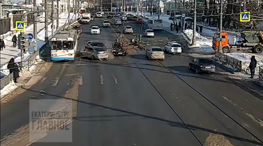 У Центрального стадиона произошло массовое ДТП с троллейбусом