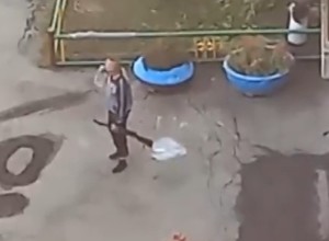 Екатеринбуржцы заметили на улице мужчину с ружьём