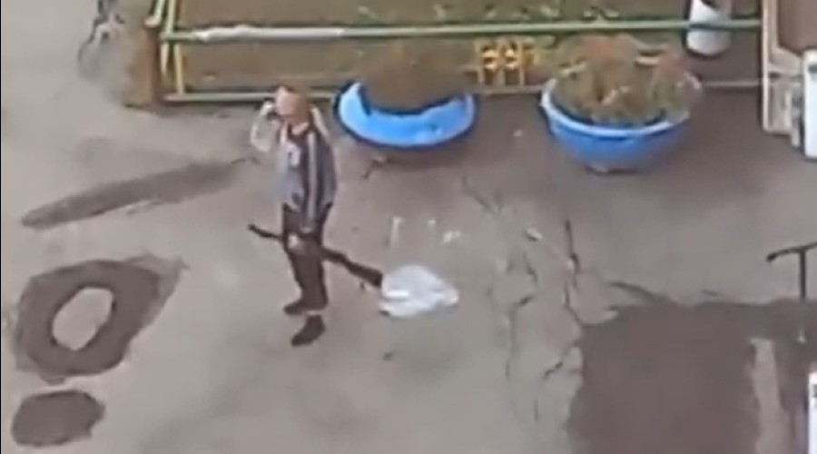 Екатеринбуржцы заметили на улице мужчину с ружьём