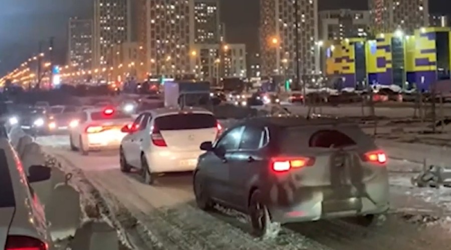 Водители пожаловались на недоделанную дорогу с ямами на Широкой Речке