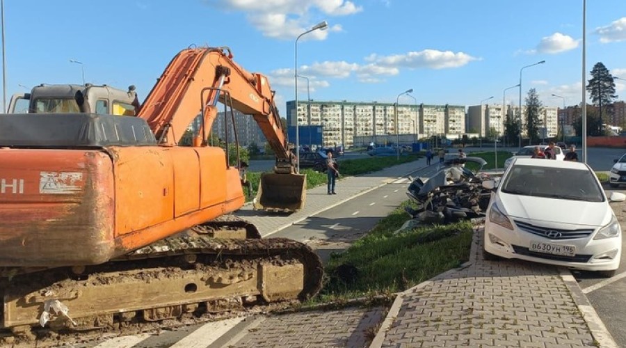 Водитель экскаватора, смявший авто в Верхней Пышме до состояния консервной банки, не получал прав