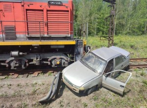 Тепловоз снес легковой автомобиль под Новоуральском