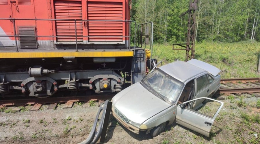 Тепловоз снес легковой автомобиль под Новоуральском