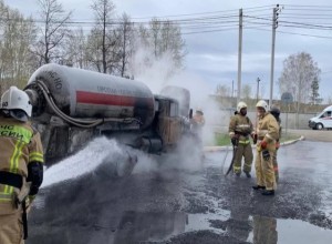 В Свердловской области загорелся бензовоз на заправке