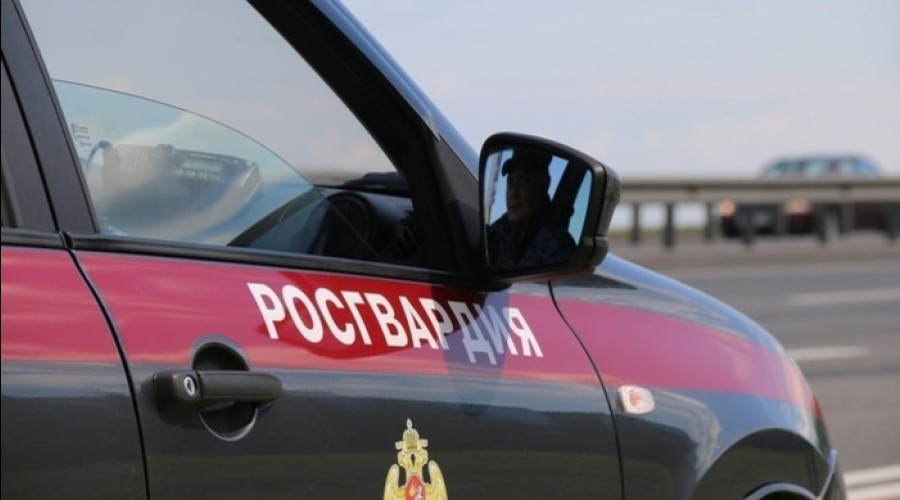 В Екатеринбурге автомобили Росгвардии подъехали к миграционному центру