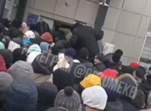 В Екатеринбурге закрывают центр для мигрантов, около которого собирались сотни человек