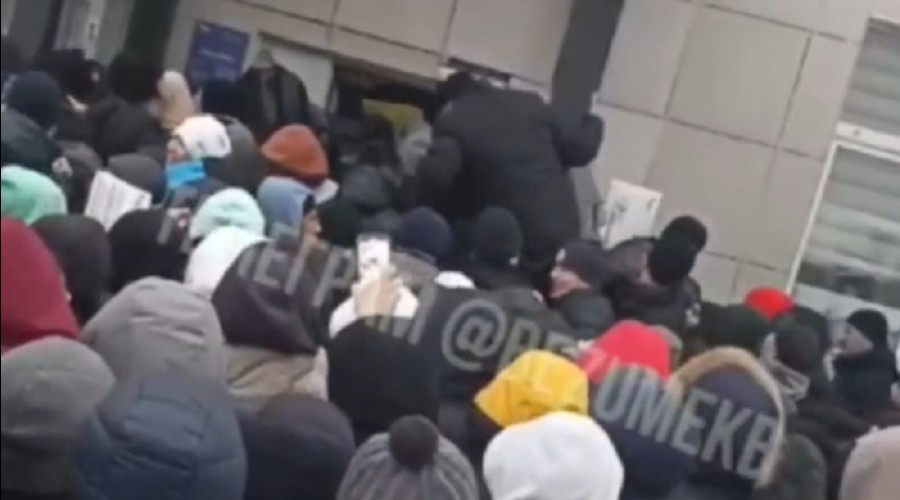 В Екатеринбурге закрывают центр для мигрантов, около которого собирались сотни человек