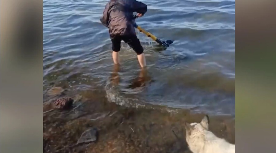 В Екатеринбурге спасли утопленный в ледяной воде электросамокат