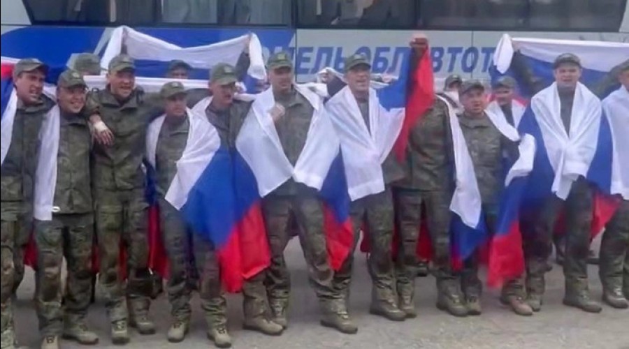 Трое уральцев вернулись домой из украинского плена