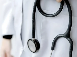 Свердловчанка, потерявшая сына, засудила врачей, которые на диспансеризации не заметили у него рак