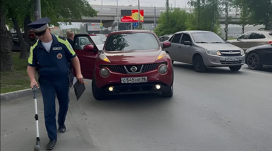 В Екатеринбурге ребёнок бросился за мячом и попал под машину