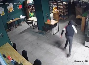 В Екатеринбурге страдающий от воров магазин озвучил видео очередной кражи в стиле «В мире животных»