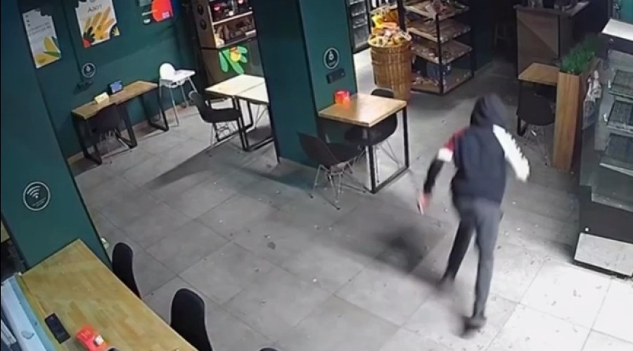 В Екатеринбурге страдающий от воров магазин озвучил видео очередной кражи в стиле «В мире животных»