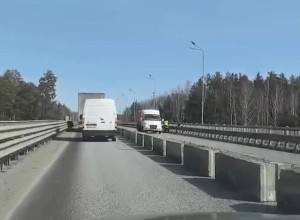 На ЕКАД вновь появились огромные заторы из-за ремонта