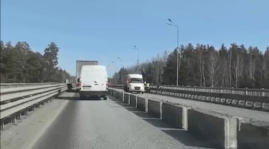 На ЕКАД вновь появились огромные заторы из-за ремонта