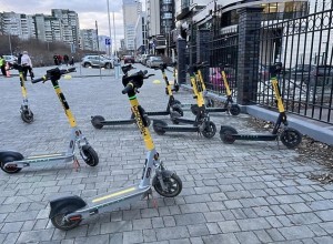 В Екатеринбурге подросток-самокатчик залил перцовкой прохожего из-за замечания