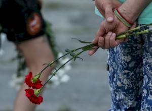 Екатеринбуржцы несут цветы к синагоге в память о погибших в Израиле