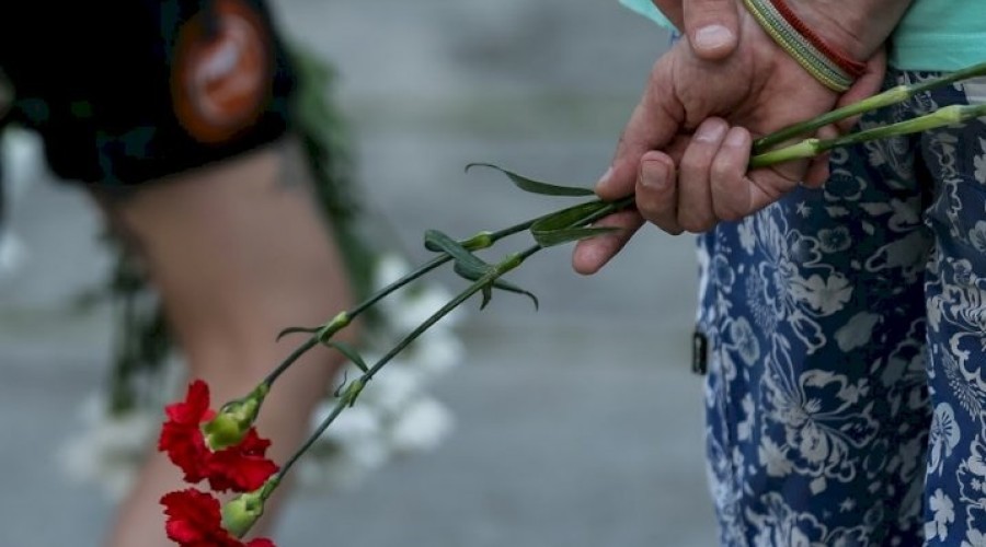 Екатеринбуржцы несут цветы к синагоге в память о погибших в Израиле