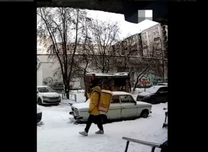В Екатеринбурге у доставщика еды во время заказа угнали велосипед