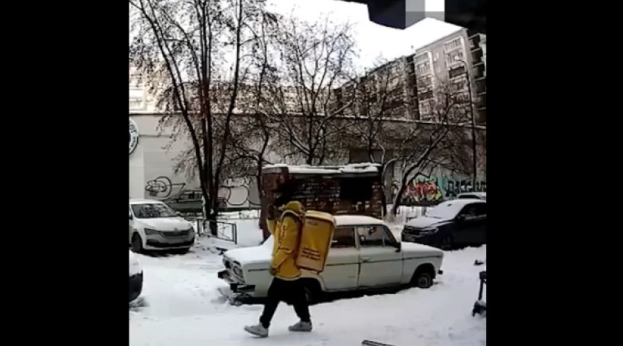 В Екатеринбурге у доставщика еды во время заказа угнали велосипед
