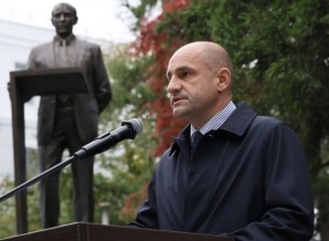 В центре Екатеринбурга собрались десятки статусных политиков