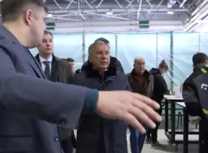 Глава Татарстана Рустам Минниханов призвал предприятия самостоятельно защищаться от атак беспилотников. Об этом сообщает «Коммерсантъ».