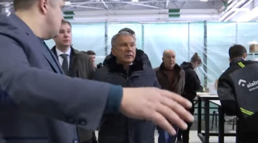 Глава Татарстана Рустам Минниханов призвал предприятия самостоятельно защищаться от атак беспилотников. Об этом сообщает «Коммерсантъ».