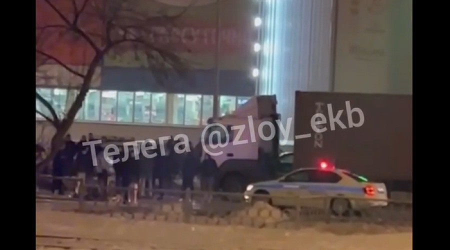 Убегавшего от мигрантов мужчину насмерть сбил автомобиль