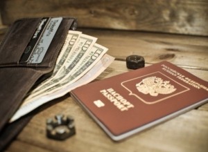В Кольцово семью лишили отпуска за полмиллиона из-за очередной ошибки в загранпаспорте