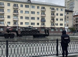 В Екатеринбурге ради военной техники перекрыли дорогу