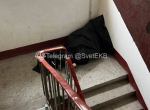 В Екатеринбурге в подъезде нашли труп