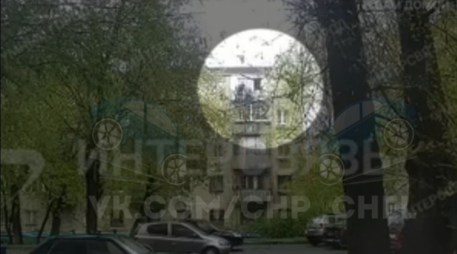 Один человек погиб: на Урале балкон рухнул вместе с людьми