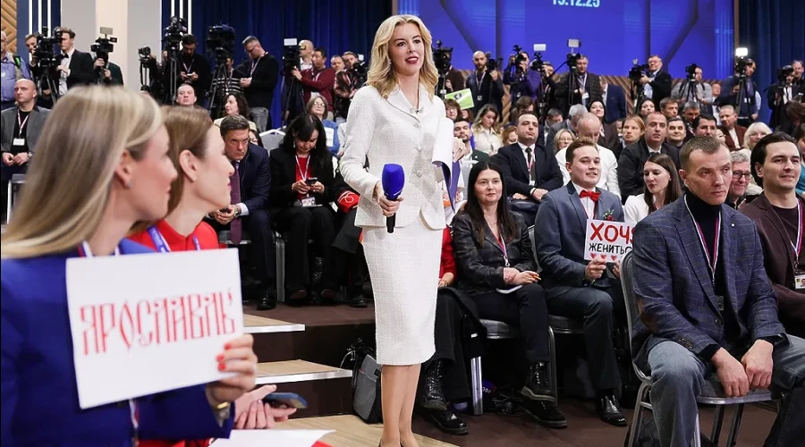 Корреспондент ОТВ, сделавший девушке предложение в прямом эфире с Путиным, получил за это премию