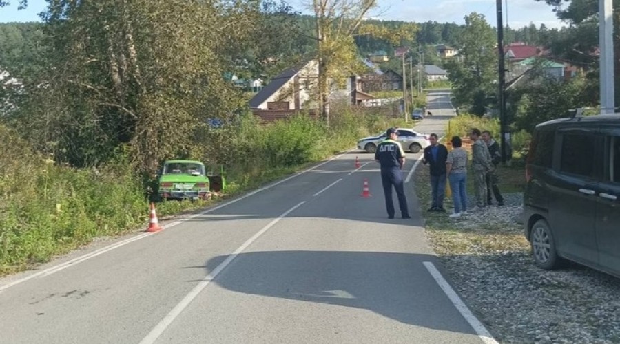 Он отвозил внука: в Свердловской области пожилой водитель умер за рулём автомобиля