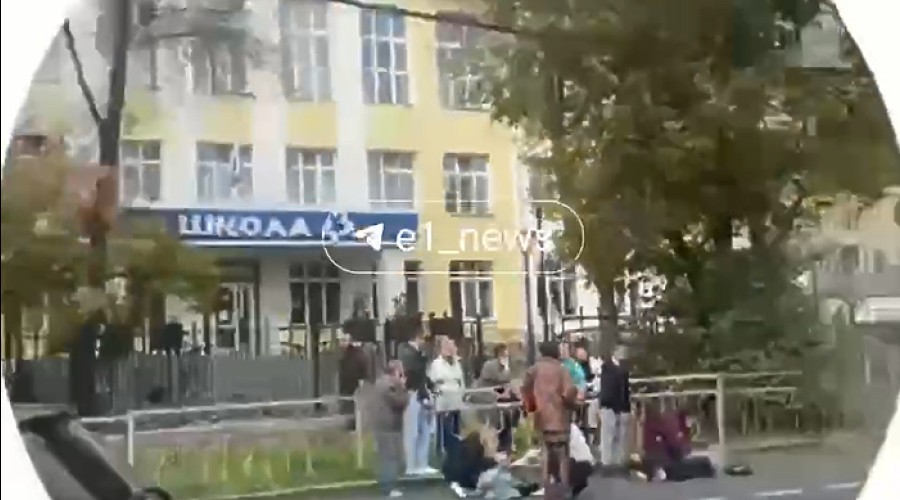 Машина такси сбила женщину с ребёнком во Втузгородке возле школы