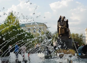 В Екатеринбурге вымыли памятник Александру Попову