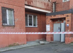 В уральского городе с крыши десятиэтажки рядом с подъездом рухнула бетонная плита