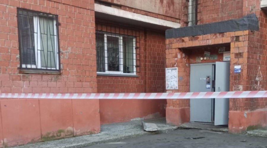 В уральского городе с крыши десятиэтажки рядом с подъездом рухнула бетонная плита
