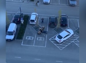 Силовики в масках жестко задержали парня в Екатеринбурге