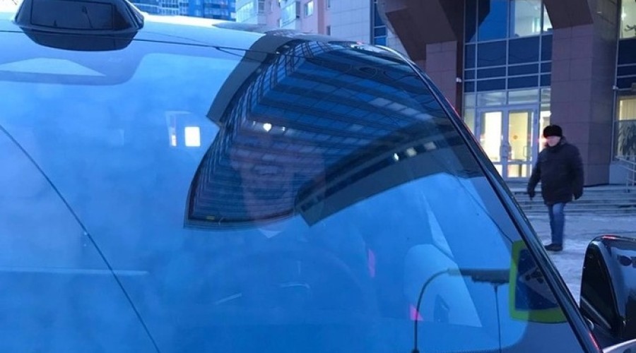 В Екатеринбурге автохам на Lexus проехал по тротуару и начал угрожать пешеходу