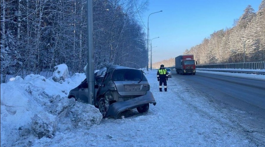 В Екатеринбурге водитель врезалась в фонарный столб и погубила пассажира
