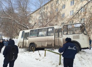 В Каменске-Уральском задержали водителя автобуса, насмерть сбившего пешехода на тротуаре